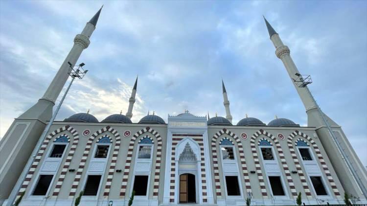 <p>Bodrum katında tuvalet ve abdesthaneler, atölye alanları, çocuk oyun salonu, toplantı odası, kütüphane, derslik ve seminer odaları yer alan caminin oturum alanı 4 bin 800 metrekare, bahçe alanı 14 bin 200 metrekareden oluşuyor. 60 metre yükseklikte iki şerefeli 4 minare ile 55 metre yükseklikte tek şerefeli 2 minare bulunan ve Çanakkale'nin en büyük camisi olan 18 Mart Hatime Ana Ulu Camisi'nde 10 bin kişi aynı anda namaz kılabilecek.</p>
<p> </p>