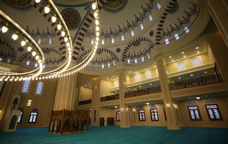 <p>"Camimizin şehrimize önemli katkı sağlayacağını düşünüyoruz. Bu büyüklükte bir camimiz şehrimizde yoktu. Ayrıca üniversitemizin kampüsünün içinde olması öğrencilerimiz için ayrı bir imkan. Camimizi iki kısım düşünebiliriz. Birincisi bizim harem kısmı dediğimiz namaz kılınacak mekan. İkincisi ise camimizin altındaki sosyal mekanlar. Camimizin altına 600 metrekarelik büyük bir kütüphane yapılması şu anda planlanıyor. Ayrıca seminer salonları, cep sinema türünde öğrencilerimizin de istifade edebileceği mekanlar olacak. Yine çocuklarımız içinde oyun alanları planlanıyor."</p>

<p> </p>
