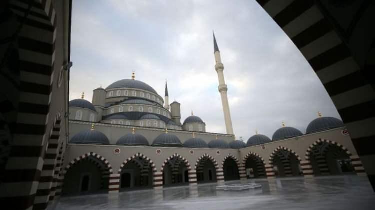 <p>Caminin tüm alanlarıyla 10 bin kişinin namaz kılabileceği büyüklükte olduğuna işaret eden Müftü Kabukçu, "İç mekanda yaklaşık 3 bin 500, 4 bin kişinin namaz kılabileceği alan var. Önümüzdeki günlerde sayın Diyanet İşleri Başkanımızın da katılacağı törenle resmi açılışını gerçekleştireceğiz. 14 Ocak'tan itibaren de 5 vakit ibadete açtık. Bu güzel camimize tüm cemaati bekliyoruz." diye konuştu.</p>

<p> </p>
