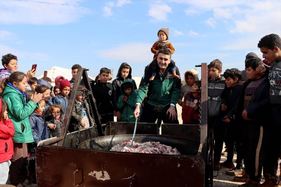 <p>İHH İnsani Yardım Vakfı koordinesinde gerçekleşen ziyarette Özdemir, çocuklara oyuncak dağıttı, onlarla yakından ilgilendi.</p>

<p> </p>
