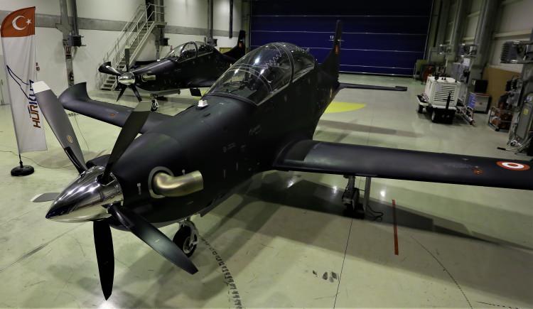 <p>Şu an önünde bulunduğumuz uçaklarımız, Konya’ya teslim etmeyi planladığımız 4 ve 6 kuyruk numaralı uçaklarımız. Bunlar hazır, bakımı ve pilot eğitimlerinin verilmesini bekliyoruz, akabinde de envantere girişleri sağlanacak” diye konuştu.</p>
