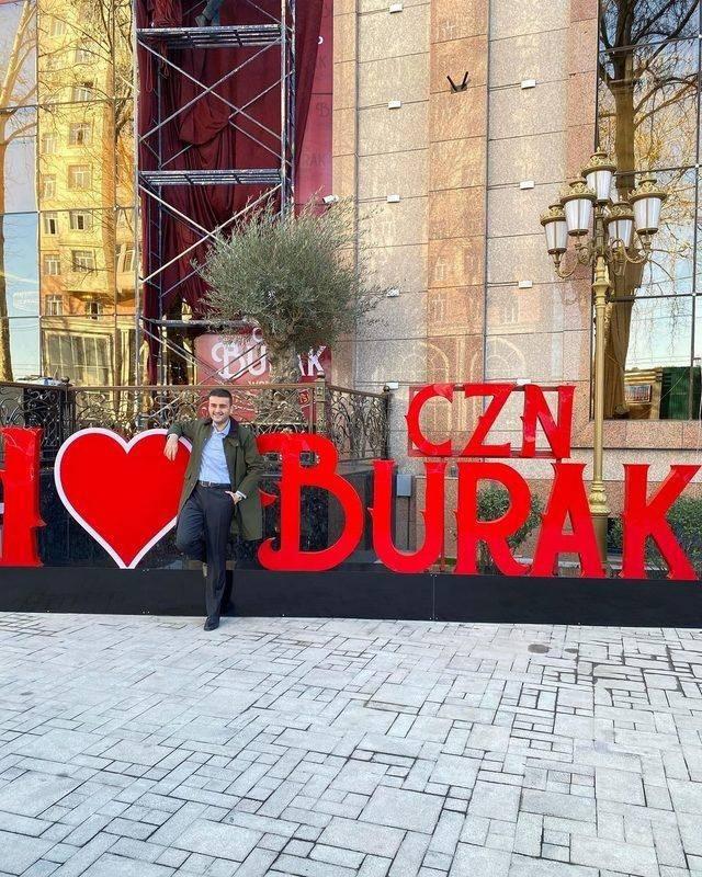 <p><strong>Ünlü fenomen İstanbul sokaklarında görüntülendi. Burak, zayıflamış hali ile dikkat çekti.</strong></p>