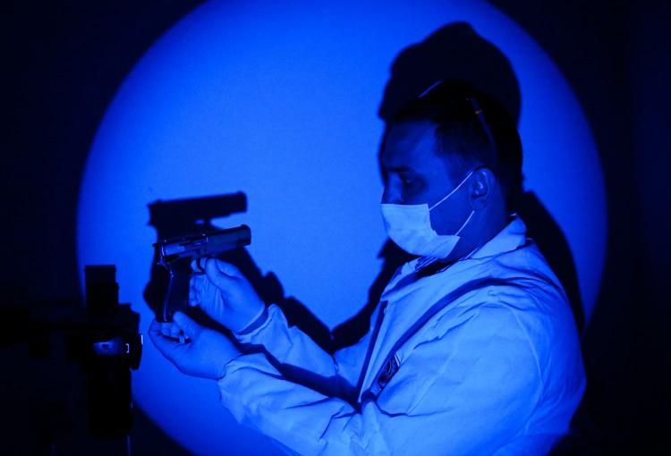 <p>Olay Yeri İnceleme Şube Müdürlüğü ekiplerinin, kentte meydana gelen olayların ardından topladığı materyal, yetkili makamlarca inceleme talep edilmesi durumunda "delil" adı altında laboratuvara getiriliyor.</p>