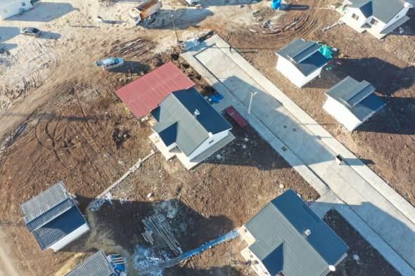 <p>Elazığ depreminin ikinci yıldönümünde Malatya'da depremin izlerinin silinmesi için çalışmalar yapılıyor. Şu ana kadar 3,5 milyar değerinde yatırım yapılırken 3 bin 434 konut hak sahibine teslim edildi.</p>