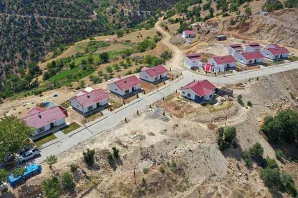 <p>Elazığ depreminin ikinci yıldönümünde deprem mağdurları, yeni yuvalarına kavuşmanın mutluluğunu yaşıyor. Hak sahiplerinden Cemil Döndü, “Evleri görüyorsunuz 5 yıldızlı otel gibi” dedi.</p>