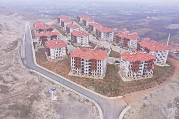 <p>Elazığ'da 24 Ocak 2020 tarihinde yaşanan ve tüm Doğu Anadolu Bölgesi`nde hissedilen 6.8 büyüklüğündeki depremin acıları sarılmaya devam ediliyor. Depremin ikinci yıldönümünde Elazığ'da 10 milyar liraya mal olan deprem konutlarının yüzde 90'ı tamamlandı.</p>