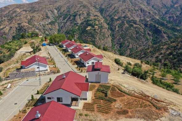 <p>Tüm deprem konutlarının yıl sonuna kadar tamamlanması planlanırken, yeni yuvalarına kavuşan hak sahibi vatandaşlar yeni evlerinden memnun olduklarını dile getirdi.</p>