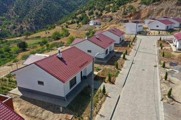 <p>TOKİ 4 No`lu Uygulama Şube Müdürü Taşkın Çalık, depremin hemen ardından hasar tespit çalışmalarına başlanıldığını ve 24 bin 537 adet konutun yapımının planlandığını belirtti.</p>
