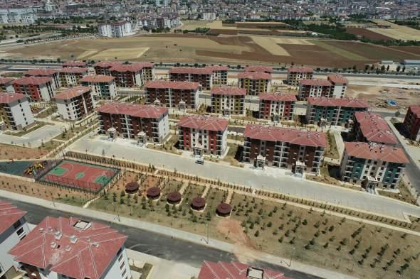 <p>Çevre, Şehircilik ve İklim Değişikliği Bakanlığı Toplu Konut İdaresi Başkanlığınca 14 Şubat 2021`de ilk konutun ihalesinin yapılarak konut üretimine başlanıldığını aktaran Çalık, “Depremin birinci yılında 8 bin adet konutun üretimi tamamlanarak hak sahiplerine teslim edildi. Bugün itibarıyla depremin ikinci yılında devletimizin tüm kurumlarının özverili çalışmasıyla hep birlikte 18 bin 530 adet konut tamamlanarak hazır hale getirildi. Elazığ depremi sonrasında yaklaşık 10 milyar liralık yatırım bedeliyle 14 farklı merkez mahallede, 6 farklı ilçede konutların ve sosyal donatıların üretimine başlanıldı. 16 adet okuldan 7 tanesi tamamlanarak Elazığ İl Milli Eğitim Müdürlüğüne teslim edildi. 6 adet hasarlı okulun yıkımı yapılarak daha güvenli, daha sağlıklı okullar yapıldı” diye konuştu.</p>
