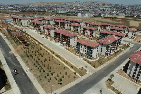 <p>Elazığ'da yapımı devam eden konutlardan 6 bin 565`inin kentsel dönüşüm kapsamında tamamlandığını söyleyen Çalık, “Bunlardan 15 bin 280 adeti afet konutu, bunların içerisinde 3 bin 375 adeti köy evi olarak planlandı ve yapımı devam ediyor. Bin 164`ü ise sosyal konut olarak üretimine devam ediliyor. Elazığ genelinde yapımına başlanılan ve devam edilen konut üretiminin yüzde 90'ı tamamlandı. Bu yıl içerisinde de geriye kalacak olan inşaat imalatlarının tamamının bitirilmesi planlanıyor” açıklamasında bulundu.</p>