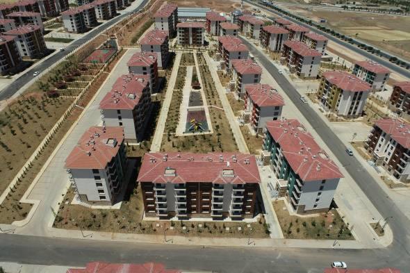 <p>Bin 352 iş yerinden 884'ünün tamamlandığını ve hak sahiplerine teslimlerinin başlandığını aktaran Çalık, 12 camiden 9'unun tamamlanarak İl Müftülüğüne teslim edildiğini de açıkladı.</p>