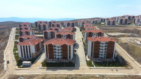<p>Yeni evlerine kavuşan deprem mağdurlarının yüzü gülüyor</p>
<p>Kura sonucunda kendisine ev çıktığını ve eve bakmak için geldiğini söyleyen deprem mağdurlarından Cemil Döndü, “Her şey çok güzel oldu. İnşallah vatandaşlarımız da memnun olur. Evleri görüyorsunuz zaten, 5 yıldızlı otel gibi. Memnun olduk. Allah devletimizin eksikliğini vermesin” dedi.</p>