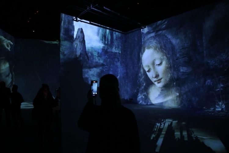 <p> Leonardo Da Vinci'yi sadece bir ressam olarak değil, aynı zamanda eserlerini bilimsel bir çalışmayla anlatıyor. Eserin Oscar ödüllü 'Nomadland' filminin bestecisi Ludovico Einaudi ve Mercan Dede’nin müzikleriyle buluşması da bu sergiyi unutulmaz bir deneyime dönüştürüyor."</p>
