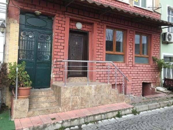 <p>ASLINA UYGUN HALDE İNŞA ETMİŞLER</p>
<p>En son 3 yıl önce Cankurtaran bölgesini ziyaret ettiğini söyleyen Kürşat Çetin, “Bugünkü ziyaretimde de buraların aynı olduğunu gördüm. Burası tarihi kimliğini korumaya devam ediyor. Evlerin yapıları bozulmamış. Hatta yeni restorasyon çalışmaları da yapılıyor şu an. Bu çok hoşuma gitti. Çünkü evler çok kötü durumdaydı. Bunları yıkıp yenilerini yapmaktansa evleri birebir aslına uygun inşa etmişler.</p>