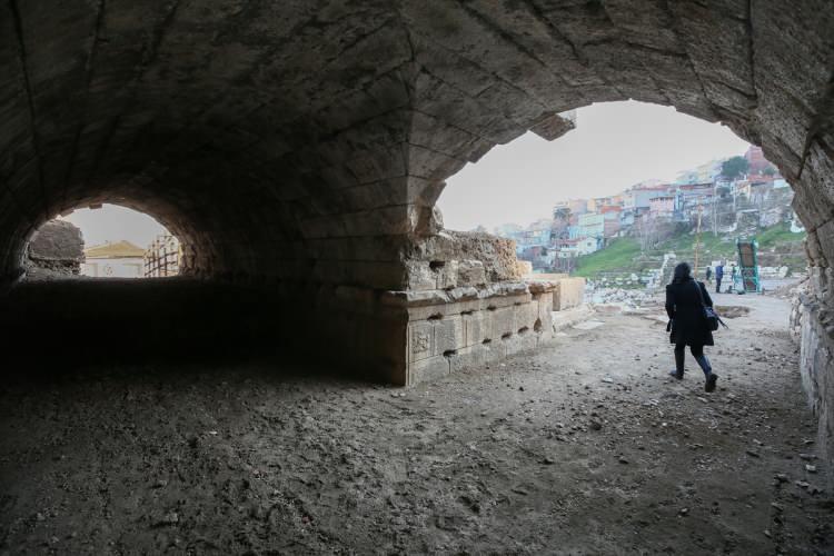 <p>Kazı Heyeti Başkanlığını yürüten İzmir Katip Çelebi Üniversitesi (İKÇÜ) Türk İslam Arkeolojisi Anabilim Dalı Öğretim Üyesi Doç. Dr. Akın Ersoy, 2021 yılındaki kazılarda çok önemli 2 buluntuya rastladıklarını söyledi.<br />
Buluntulardan ilkinin sahne binasındaki tuvalet mekanı olduğunu ifade eden Ersoy, çalışmalarına ilişkin şunları kaydetti:</p>
