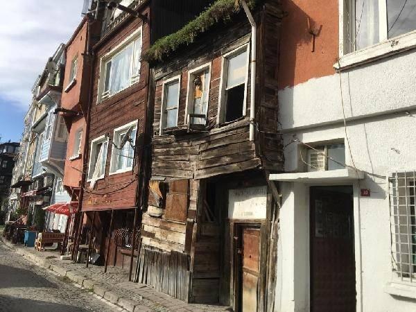 <p>Bir zamanlar Yeşilçam filmlerinin çekildiği evlerin birçoğu hala eski halini korurken bazılarının ise zamana yenik düştüğü görülüyor. Özellikle İstanbul’da Fatih İlçesine bağlı Cankurtaran bölgesi 1970’ten 1980’lere kadar birçok Yeşilçam filmine ev sahipliği yapmasıyla dikkat çekiyor.</p>