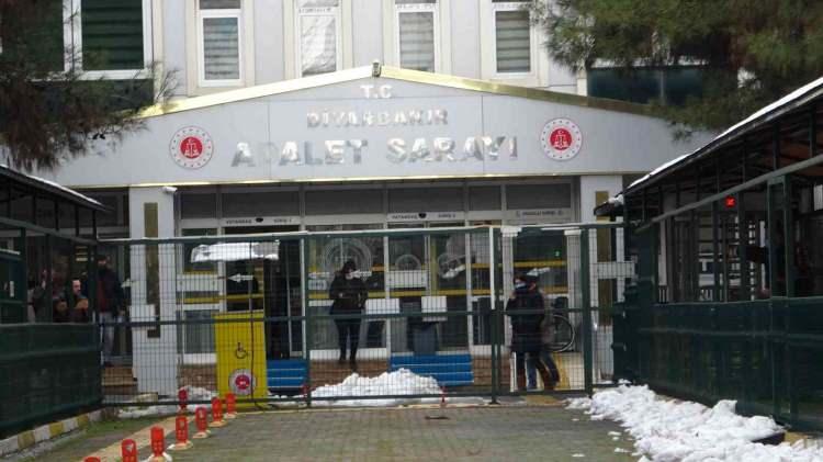 <p>AK Parti Diyarbakır İl Başkanlığından, Cumhurbaşkanı Recep Tayyip Erdoğan ve Cumhurbaşkanlığı makamına hakaret eden Sedef Kabaş hakkında suç duyurusunda bulundu.</p>