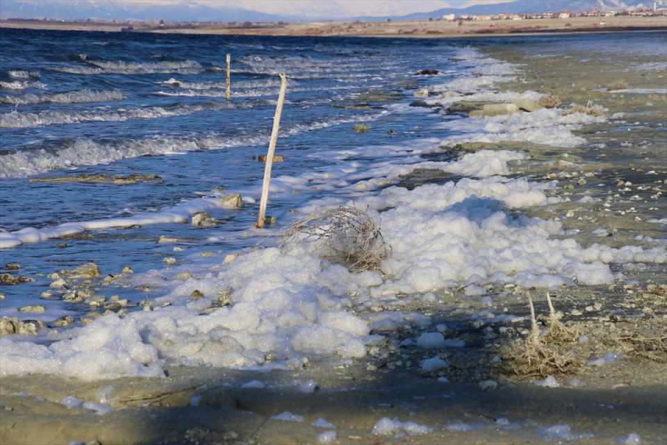 <p>Burdur Gölü'nün kıyı kesimlerindeki köpüklenme dikkati çekiyor.</p>

<p> </p>
