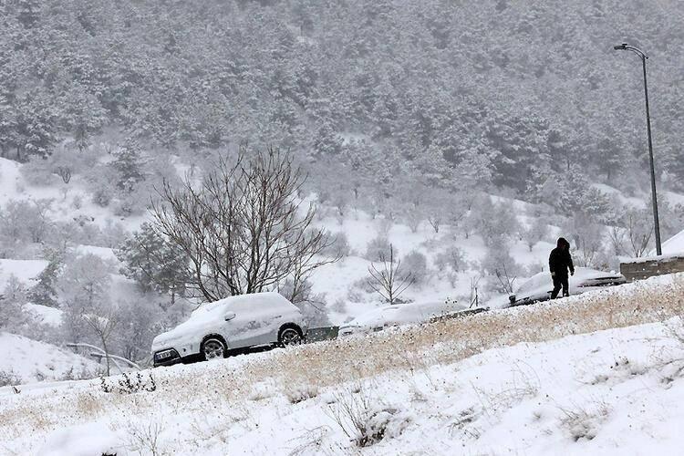 <p>Meteoroloji Genel Müdürlüğü bu akşam ve gece saatlerinde Muğla ve Antalya illerinde kar yağışı beklendiğini duyurdu. Kıyı kesimlerde karla karışık yağmur ve kar, 70 ila 100 metre ve üzeri rakımlı yerlerde kar şeklinde yağış görülebilir.</p>
