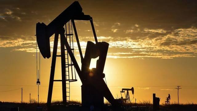 <p>Oversea-Chinese Banking Corp. Ekonomisti Howie Lee son gerilemeyle ilgili, “Bugün gördüğümüz durumun son yükselişler sonrası kar alma operasyonu olması muhtemel” değerlendirmesinde bulundu.</p>

<p>Mart vadeli Batı Teksas Petrolü Nymex piyasasında yüzde 0,8 düşerek 86,68 dolara geriledi.</p>

<p>Mart vadeli Brent petrol Londra ICE Futures Europe piyasasında yüzde 0,8 gerileyerek 89,28 dolara geriledi.</p>
