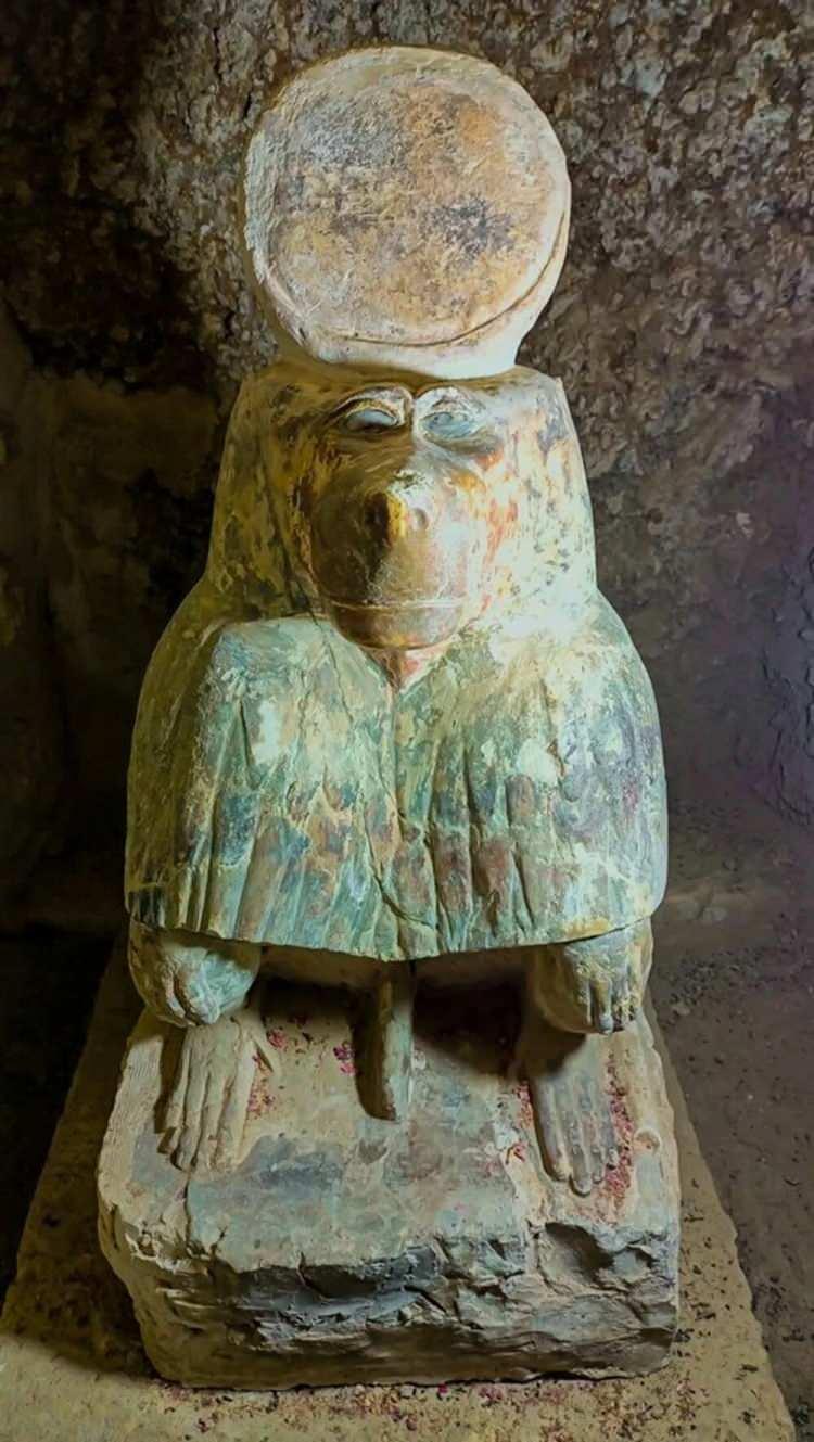 <p>Yeraltı mezarlığını ziyaret eden Emira İbrahim, "Sosyal medyada Tuna el-Cebel bölgesine ait bazı fotoğraflar gördüm ve burayı çok merak ettim. Daha sonra mezarlıkta bulunan eski Mısır Tanrısı Thoth'ın kutsal tapınak babunu (maymun) ve ibis kuşu hakkında bilgi edindim” dedi.</p>
