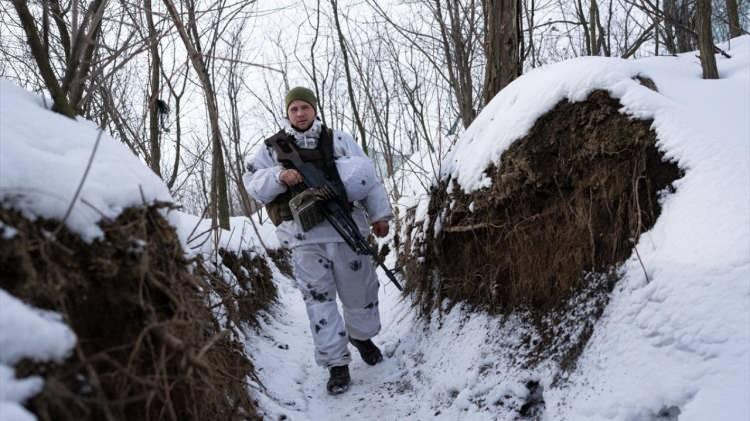 <p>Ukrayna ordusu Donbas temas hattı yakınına doğru 120 bin asker ve askeri teçhizat sevk etti. Svitlodarsk bölgesinde konuşlanan Ukrayna Silahlı Kuvvetleri askerleri...</p>
