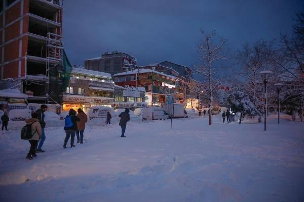 <p>Geceliği en fazla 300 lira olacak otellere bin 500 lira fiyat söylediler. Bu kadar da olmaz ki. Bir gün kar yağdı insanlar mahsur kaldı diye böyle bir artış olmaz. Biz de mecbur camiye geldik. Geceyi camiide geçirdik" diye konuştu.</p>