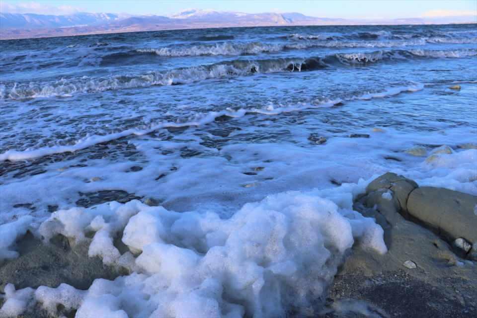 <p>Türkiye'nin uluslararası öneme sahip sulak alanlarından olan ve Ramsar Sözleşmesi ile korumaya alınan Burdur Gölü'nün kıyı kesiminde yoğun köpüklenme oluştu.</p>

<p> </p>
