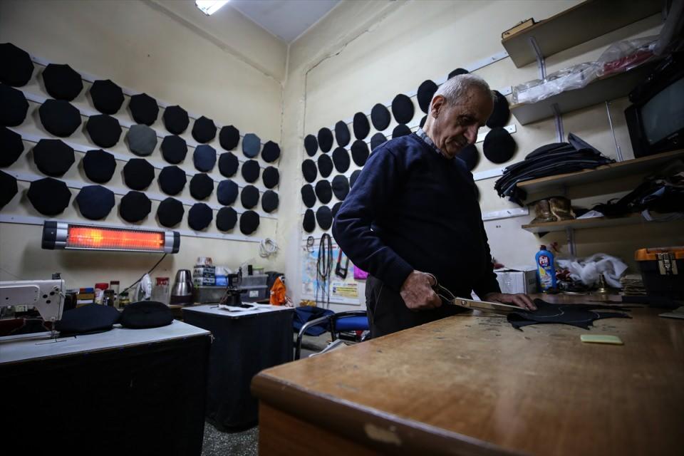 <p>Biz de dikip ütü yapıyorduk. 8-10 koli PTT'ye şapka verirdim. Türkiye'nin her yerine gönderdim. 600 ilçeyi ezbere bilirim. Göndermediğim ilçe sayısı 1 veya 2'yi geçmez."</p>