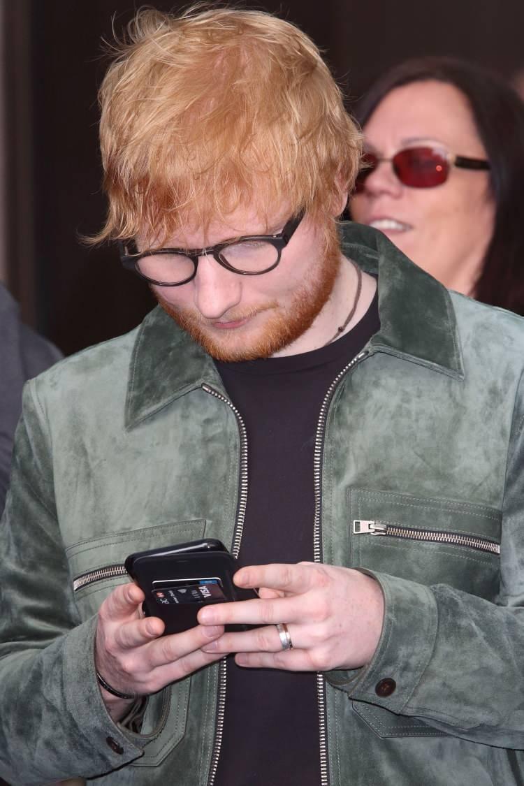 <p><strong> Ed Sheeran, Youtube'de yayınlanan bir programa katıldı. Hayatına dair özel anları anlatan ünlü şarkıcı 7 yıldır telefon kullanmadığını açıkladı. </strong></p>
