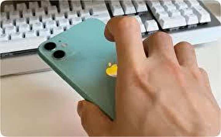 <p>YAZILIMIN IOS 14 VE ÜZERİ OLMASI GEREKİYOR</p>

<p>Telefonda gerekli ayarlamalar yapıldıktan sonra 'arka tık' seçeneği ile telefonun kamerasını açmak, ekran görüntüsü almak, sesi açıp kapatmak, ve ekranı kilitlemek gibi özellikler kullanılabiliyor. iPhone’ların 8 ve üzeri modellerinde bulunan bu özelliği kullanmak için yazılımın iOS 14 ve üzeri olması gerekiyor.</p>
