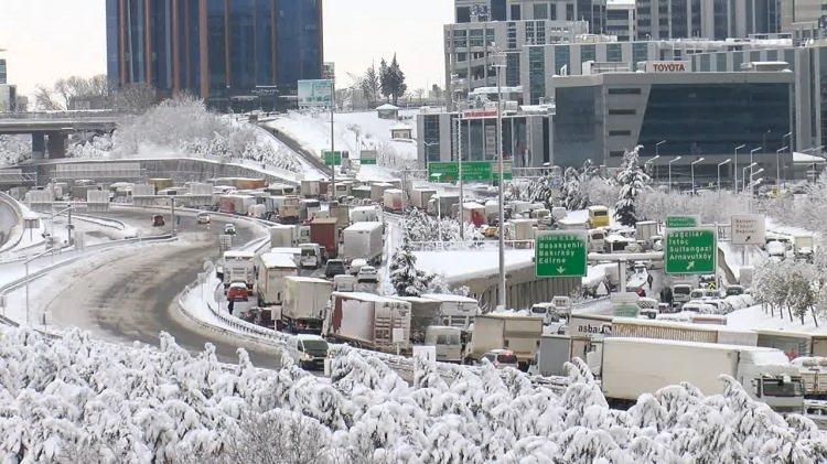 <p>İstanbul Bağcılar'da, TEM Otoyolu, İSTOÇ mevkiinde kar nedeniyle yüzlerce araç saatlerdir yolda kaldı. Kilometrelerce uzunluktaki kuyruk havadan görüntülendi.</p>
