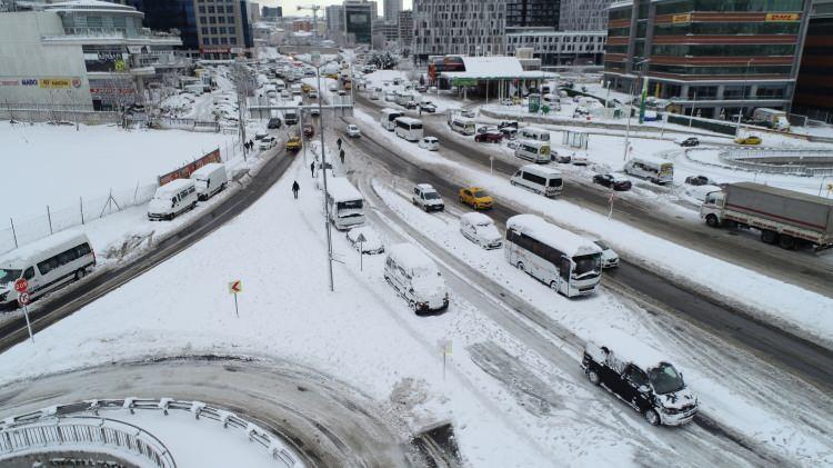 <p>Basınekspres'te yola bırakılan araçlar havadan fotoğraflandı.</p>