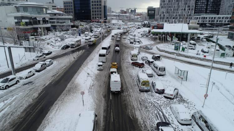 <p>Basınekspres'te yola bırakılan araçlar havadan fotoğraflandı.</p>