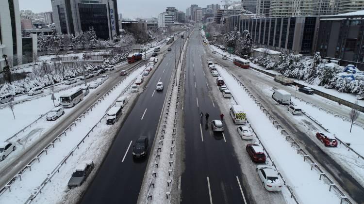 <p>Basınekspres'te yola bırakılan araçlar havadan fotoğraflandı.</p>