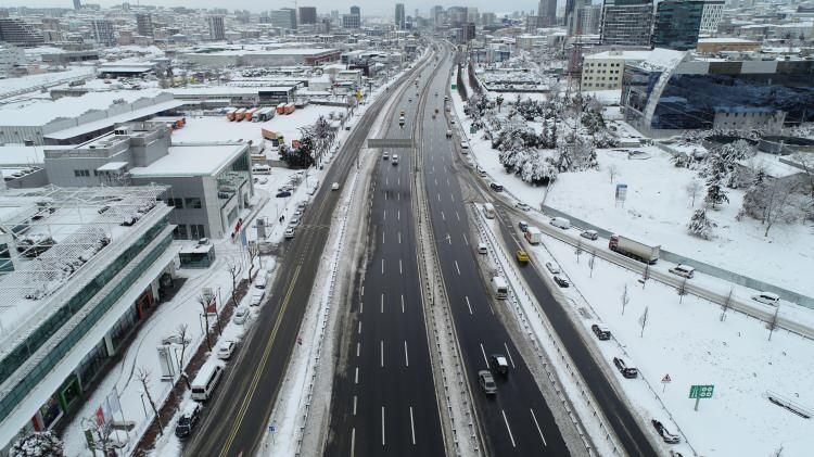 <p>Basınekspres'te yola bırakılan araçlar havadan fotoğraflandı.</p>