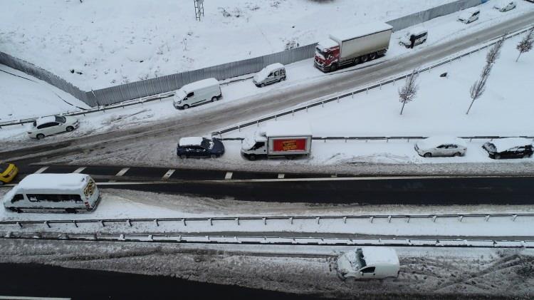 <p>Basınekspres'te yola bırakılan araçlar havadan fotoğraflandı.</p>