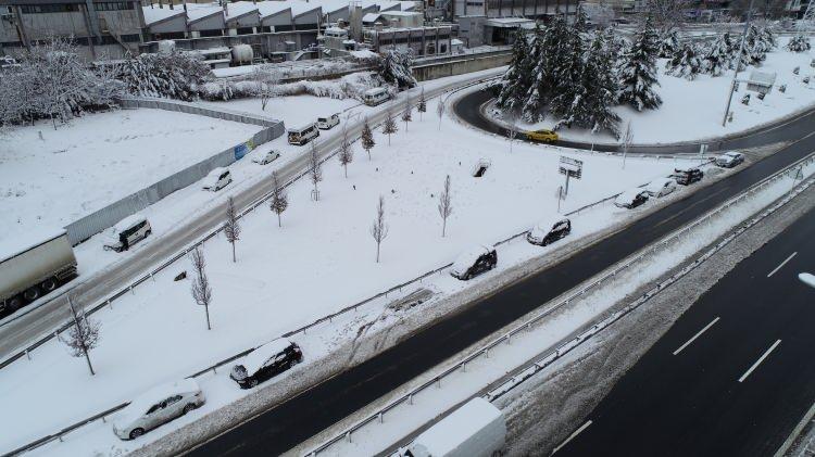 <p>Basınekspres'te yola bırakılan araçlar havadan fotoğraflandı.</p>