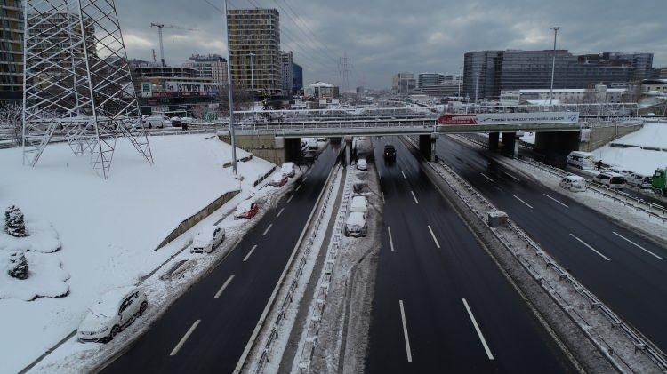 <p>Basınekspres'te yola bırakılan araçlar havadan fotoğraflandı.</p>