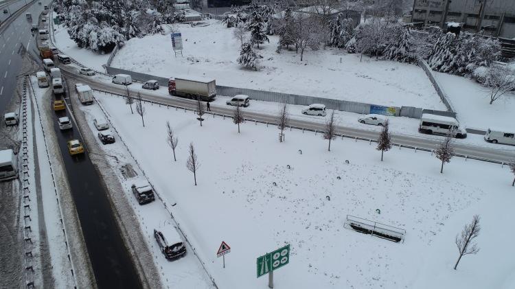 <p>İstanbul'da etkili olan yoğun kar yağışı nedeniyle onlarca araç yollarda mahsur kaldı. Haramidere Rampası'nda sürücüler otomobillerini D-100 karayoluna bıraktı. </p>