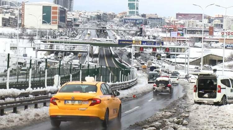 <p>İstanbul'da akşam saatlerinde etkisini arttıran yoğun kar yağışı yolların kapanmasına neden oldu. Kar nedeniyle hareket edemeyen sürücüler otomobillerini bırakarak evlerine toplu taşıma araçlarıyla döndü. Günün aydınlanmasıyla beraber yollardaki manzara gün yüzüne çıktı. Haramidere'de terk edilen araçlar havadan görüntülendi.</p>