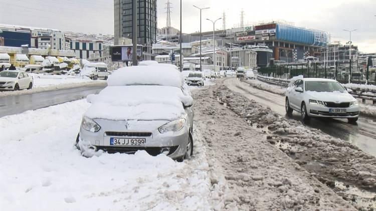 <p>Yoğun kar yağışı nedeniyle yolda mahsur kalan sürücü İbrahim Şahin, "Beylikdüzünden Esenyurt’a kadar yürüdüm. Arabayı çıkarmak için temizliyoruz. Herhalde 1 kaç saate çıkar. Yandaki araçlar çıkarsa biz de çıkabiliriz" dedi. </p>
