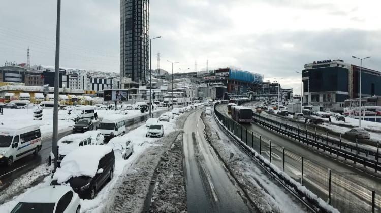 <p>Haramidere'de terk edilen araçlarla doldu...</p>