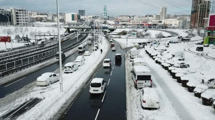 <p>Haramidere'de terk edilen araçlarla doldu...</p>