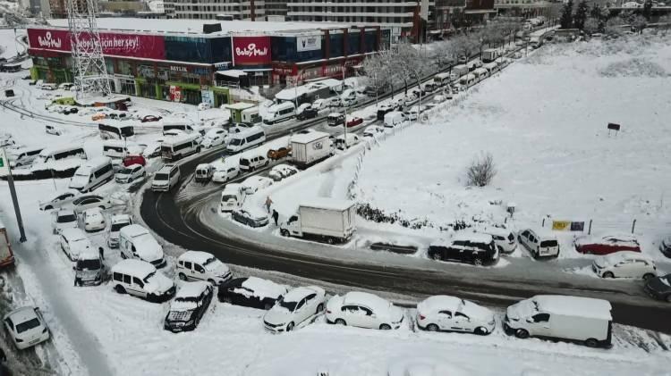 <p>Haramidere'de terk edilen araçlarla doldu...</p>