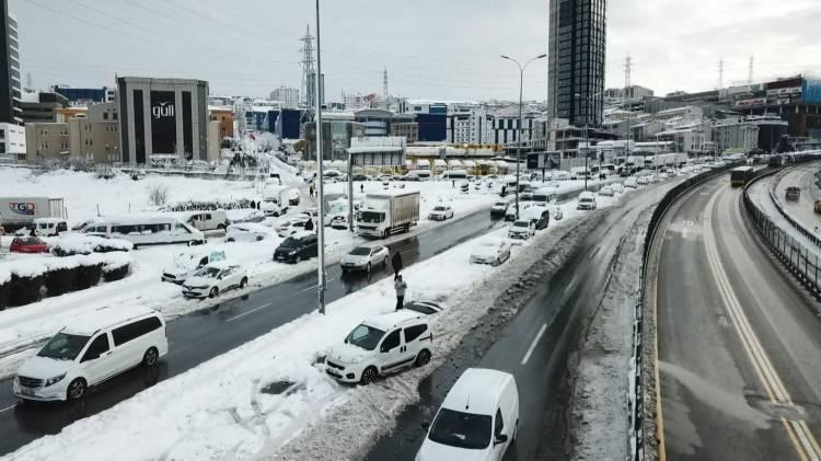 <p>Haramidere'de terk edilen araçlarla doldu...</p>