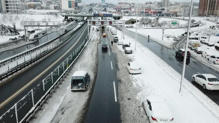 <p>Haramidere'de terk edilen araçlarla doldu...</p>