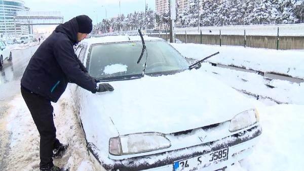 <p><strong>Haramidere D-100'de mahsur kalanlar beyaz esareti anlattı </strong></p>
<p>İstanbul'da etkili olan yoğun kar yağışı nedeniyle onlarca araç yollarda mahsur kaldı. Haramidere Rampası'nda mahsur kalan vatandaşların bir kısmı otomobillerini yollara bırakıp otellere yerleşti. Bir süre sonra oteller de dolunca içeriye yalnızca hamile ve çocuklu olan kadınlar alındı. Otele gitmeyenler ise geceyi otomobillerinin içerisinde uyuyarak geçirdi. Bazı vatandaşlar ise yolda kalan sürücülere çay ikramında bulundu. </p>
<p> </p>
