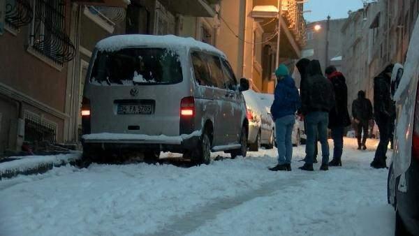 <p>Kağıthane'nin karla kaplı ara sokağında, vatandaşlar araçları yokuş yukarı itti.</p>