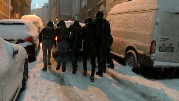 <p>7 kişi bu sırada başka bir hafif ticari aracın yokuştan çıkması için iterek yardım etti. Araç yardımlar sonucu yokuşu çıkabildi. Aynı kişiler yol kenarındaki bir otomobili de iterek aynı yokuştan çıkardı. Daha sonra ekip kendi araçlarını çıkarmak için tekrar denemeye başladı. Yine bir kişi direksiyona geçti,</p>
